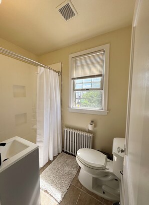 Een haardroger, handdoeken, toiletpapier