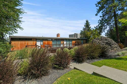 FREE PARKING, Downtown Views w/ Kitchen + Wi-Fi