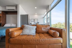 1 habitación, tabla de planchar con plancha y cuna de viaje