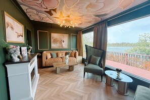 Living area - Lakeside Cabin with custom artwork near Florence (Westlake)