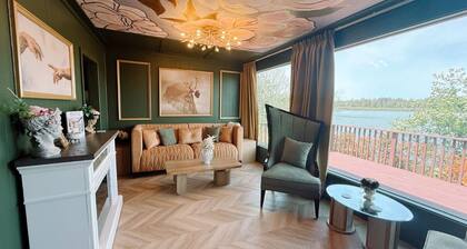 Lakeside Cabin with custom artwork near Florence