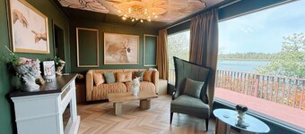 Lakeside Cabin with custom artwork near Florence