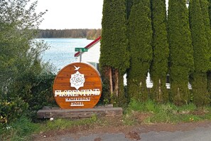 Property grounds - Lakeside Cabin with custom artwork near Florence (Westlake)