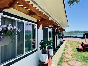 Outdoor dining - Lakeside Studio w/ Fishing, boat ramp, dock, kayak (Westlake)