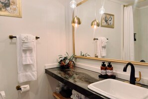 Shower - Lakeside Studio w/ Fishing, boat ramp, dock, kayak (Westlake)