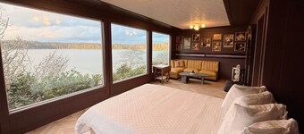 Merlot Manor- Stunning Views & a Unique Design