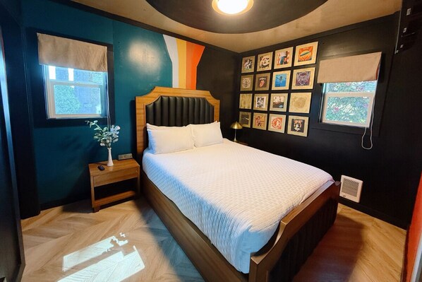 1 bedroom - Retro Cabin on the Lake w/ private Deck & kayaking (Westlake)