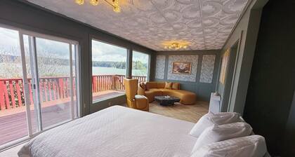 One of a Kind Lakefront Cabin w/ deck & boat ramp