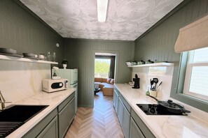 Private kitchen - One of a Kind Lakefront Cabin w/ deck & boat ramp (Westlake)