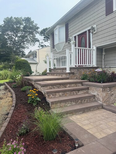 3-bedroom 1 bath cozy apartment in wonderful Selden , Great location.
