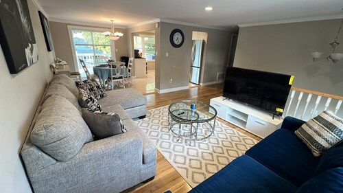 3-bedroom cozy home  in wonderful Selden , Great location close to all.