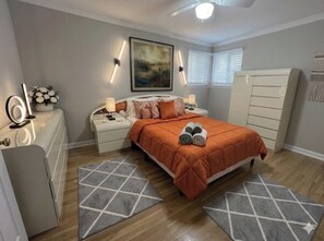 3 bedrooms, iron/ironing board, travel cot, free WiFi - 3-bedroom cozy home  in wonderful Selden , Great location close to all. (Selden)