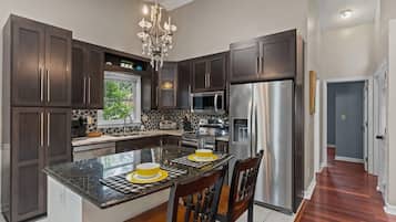 Refrigerador, microondas, horno y lavavajillas