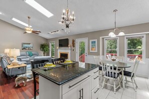 Dining - Cheryl House - We Love Doggies - Mid Town Locatio (Wilmington)