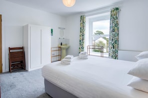 5 habitaciones, tabla de planchar con plancha, wifi y ropa de cama