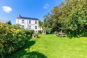 Outdoor dining - Fern Bank - 5 Bedroom House - Horton (Swansea)