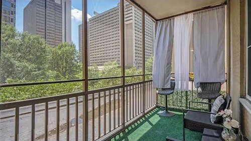 Free Parking,Downtown Condo, Walk to GA Aquarium, Mercedes-Benz, Centennial Park