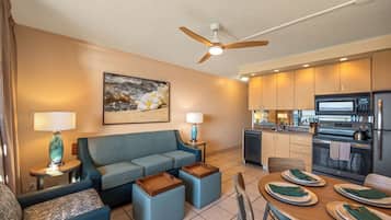 Condo clásico, 1 habitación, lanai, vista parcial al océano | Área de sala de estar