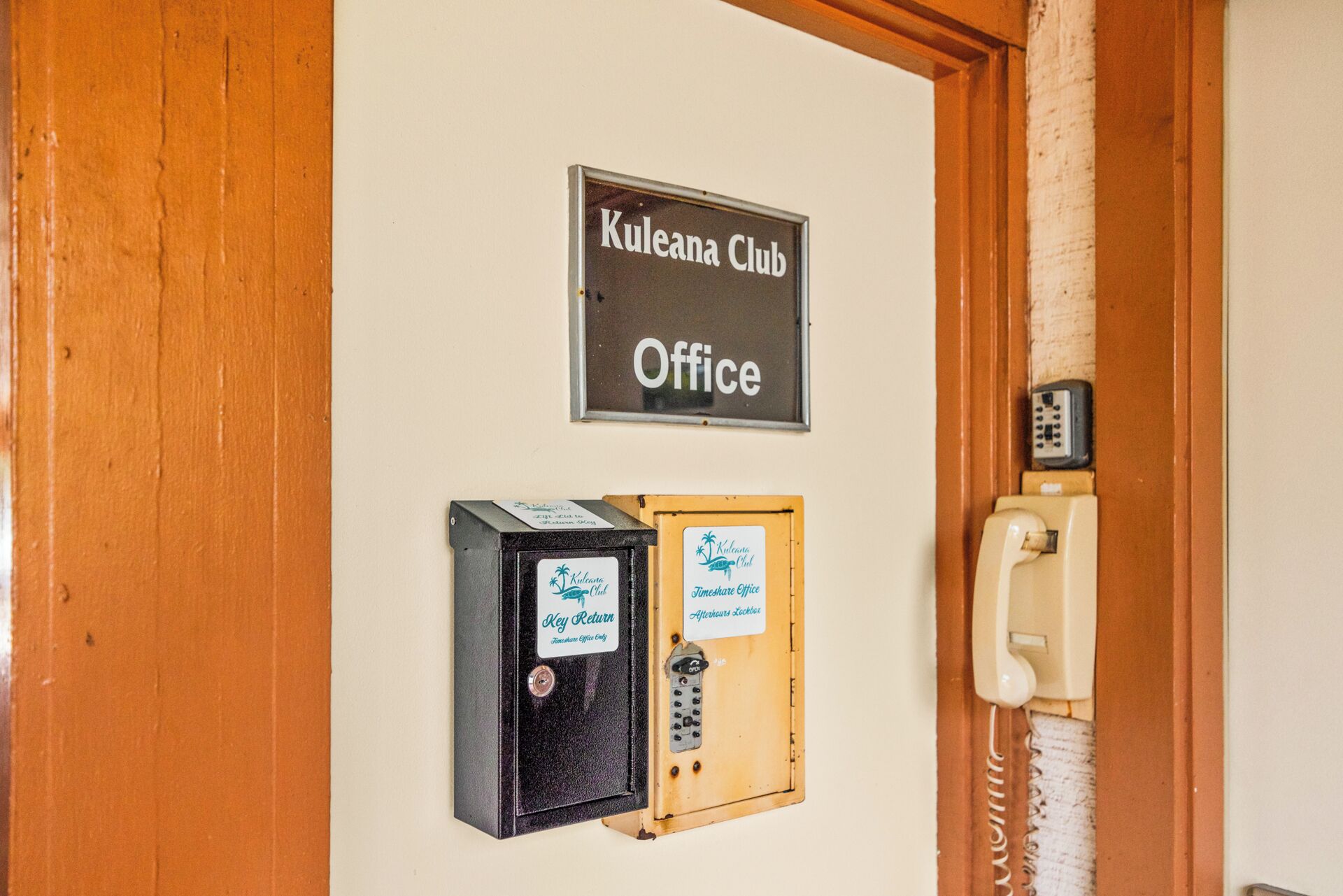 Check-in/check-out kiosk