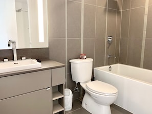 Chambre économique double, vue sur la ville | Salle de bain | Articles de toilette (gratuits), serviettes fournies, savon, shampooing