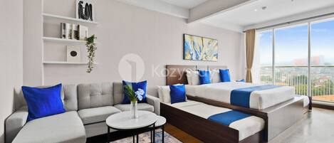 Departamento, 1 habitación, vista a la ciudad | Espacio para trabajar con laptop y tabla de planchar con plancha