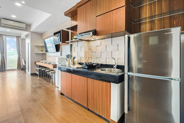 Apartment, 1 Bedroom, City View | Private kitchen | Full-sized fridge, microwave, stovetop, rice cooker