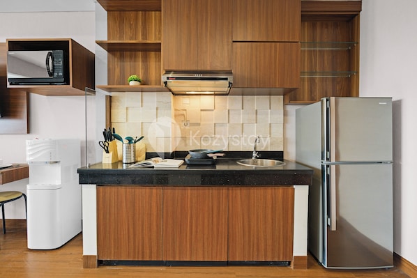 Apartment, 1 Bedroom, City View | Private kitchen | Full-sized fridge, microwave, stovetop, rice cooker