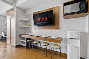 Apartment, 1 Bedroom, City View | Dining room