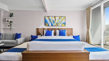 Espacio para trabajar con laptop y tabla de planchar con plancha