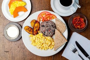 Gratis komplett frukost varje dag 