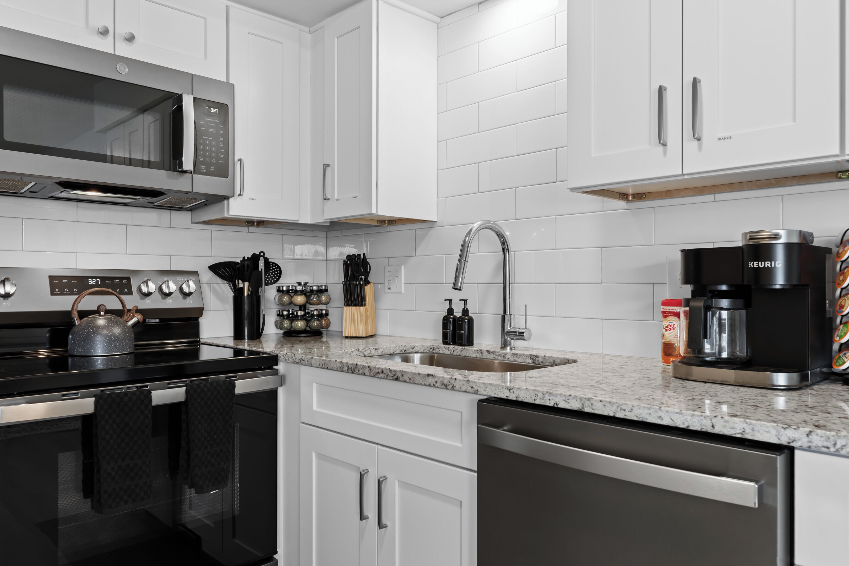 Refrigerador, microondas, horno y parrilla de estufa 