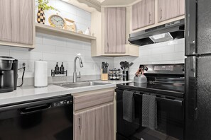 冷蔵庫、電子レンジ、オーブン、コンロ