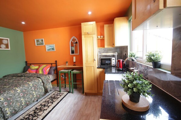 1 habitación, tabla de planchar con plancha, wifi y ropa de cama 