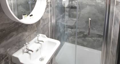 Georgias Gate Studio Cottage - Sleeps 4 & Pets Ok