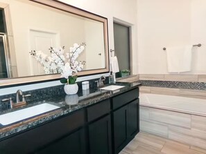 Een douche, een haardroger, handdoeken, zeep