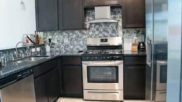Microondas, horno, placa de cocina y lavavajillas