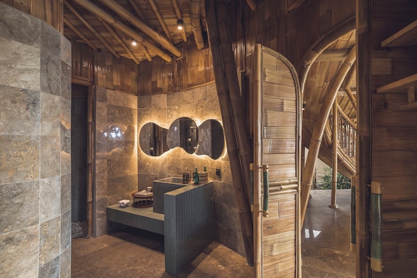 Huvila | Kylpyhuone | Tohvelit