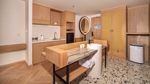Apartamento superluxo, sacada, vista parcial para o oceano | Cozinha privada | Frigobar, cooktop, talheres/pratos/utensílios de cozinha
