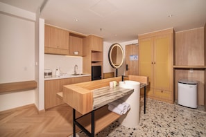 Appartamento Luxury, balcone, vista oceano parziale | Cucina privata | Mini-frigorifero, piano cottura, pentole/stoviglie/utensili