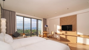 Apartamento superluxo, sacada, vista parcial para o oceano | Escrivaninha, espaço de trabalho para notebook, cortinas blackout