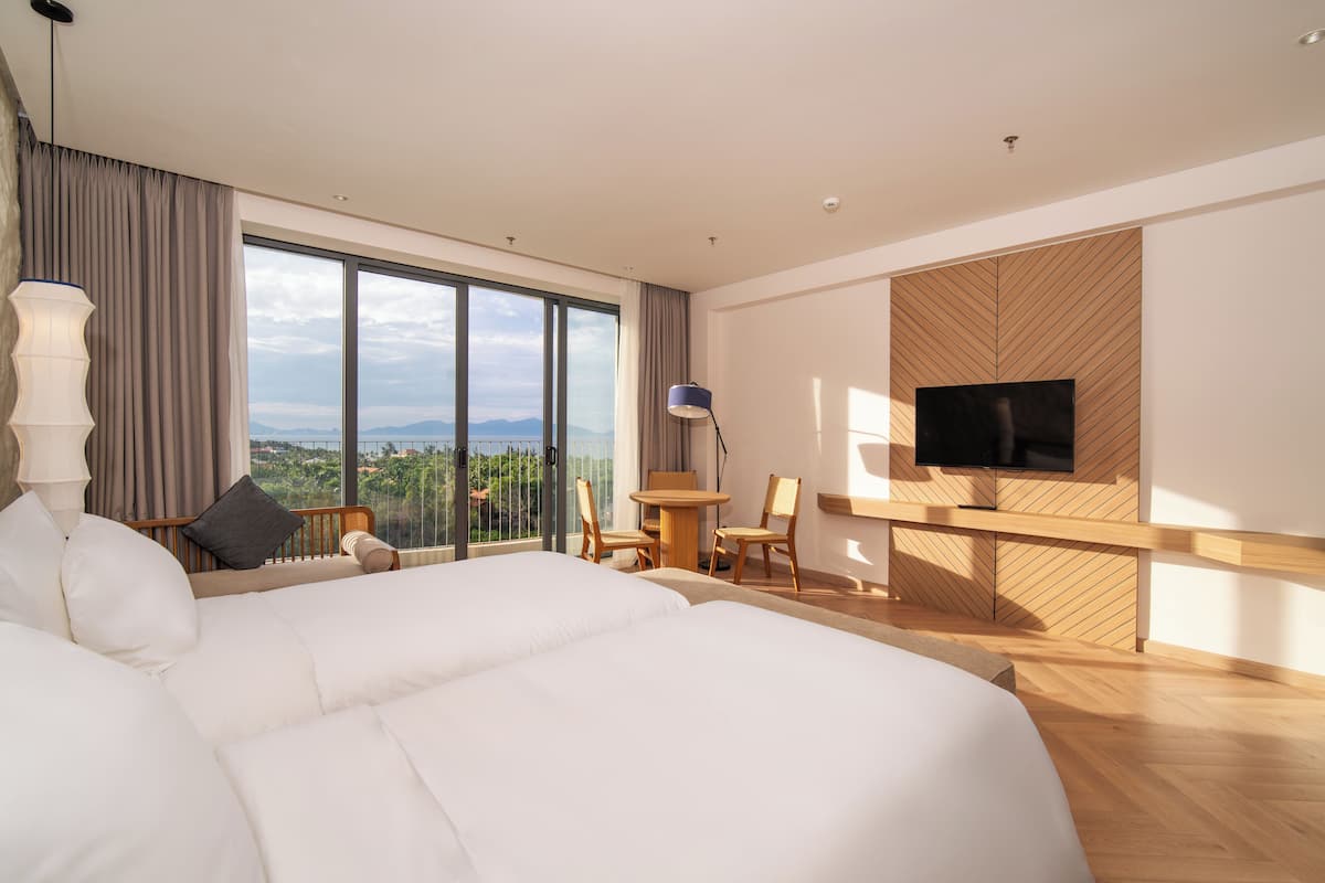 Appartamento Luxury, balcone, vista oceano parziale | Una scrivania, postazione laptop, tende oscuranti, insonorizzazione