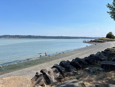 Serene Neighborhood Near beach; Under 10 min. to hospitals, universities, & DT