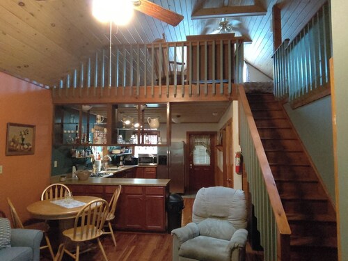 Woodview Retreat 3-bedroom Chalet in charming Cooperstown with Pool