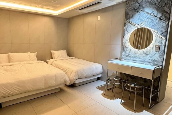 Deluxe Twin Room, City View | Blackout drapes, free WiFi