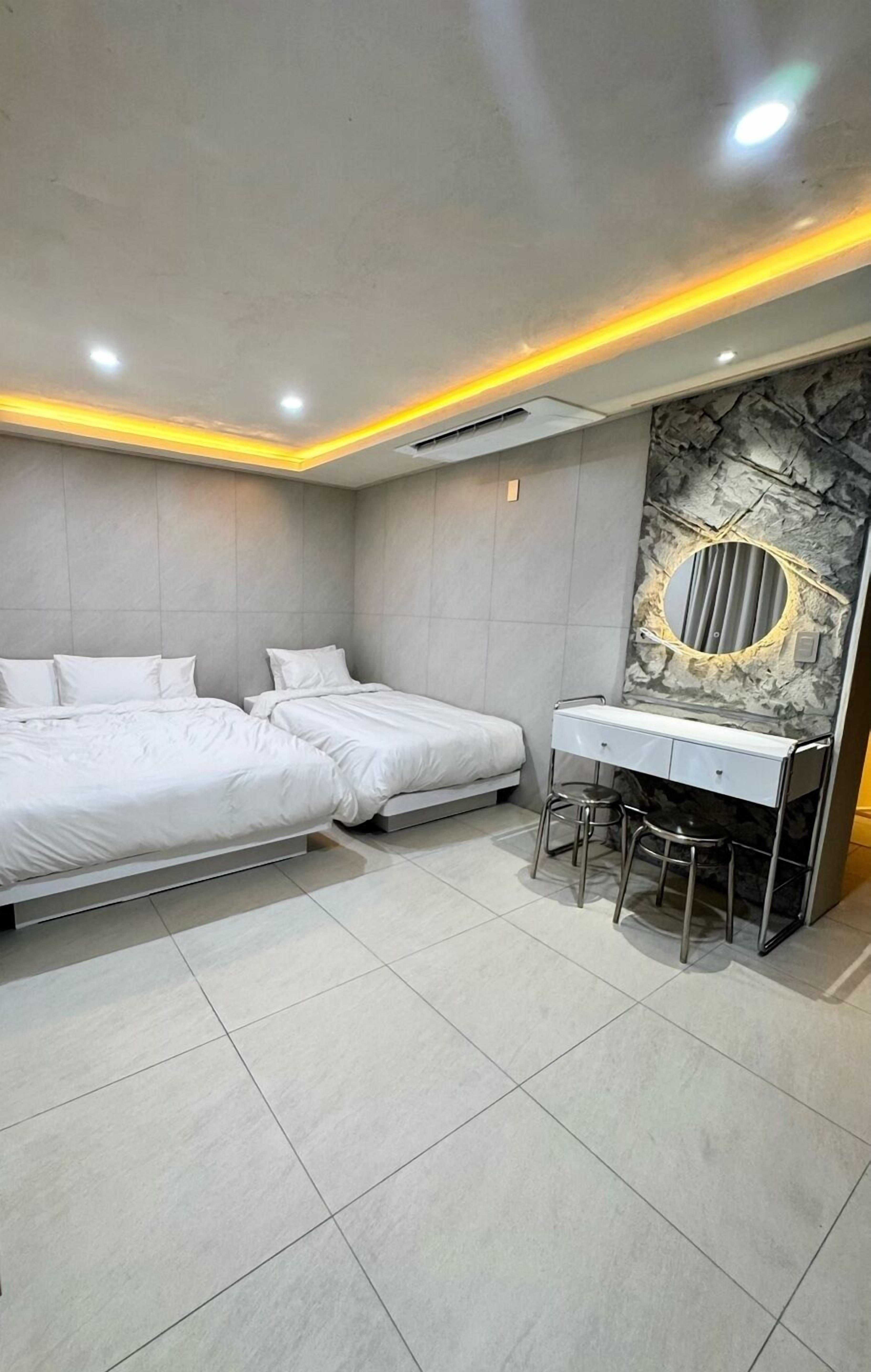Deluxe Twin Room, City View | Blackout drapes, WiFi (free)