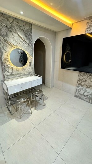 Deluxe Twin Room, City View | Blackout drapes, free WiFi