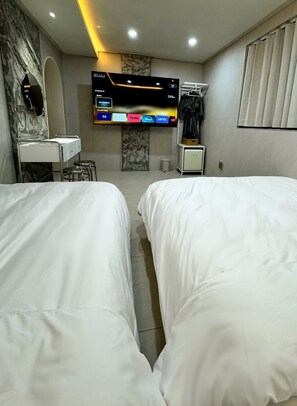 Deluxe Twin kamer, uitzicht op stad | Verduisterende gordijnen, gratis wifi