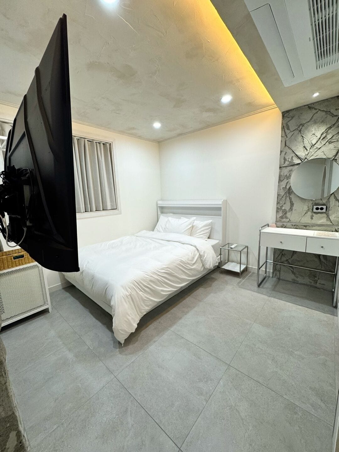 Blackout drapes, free WiFi