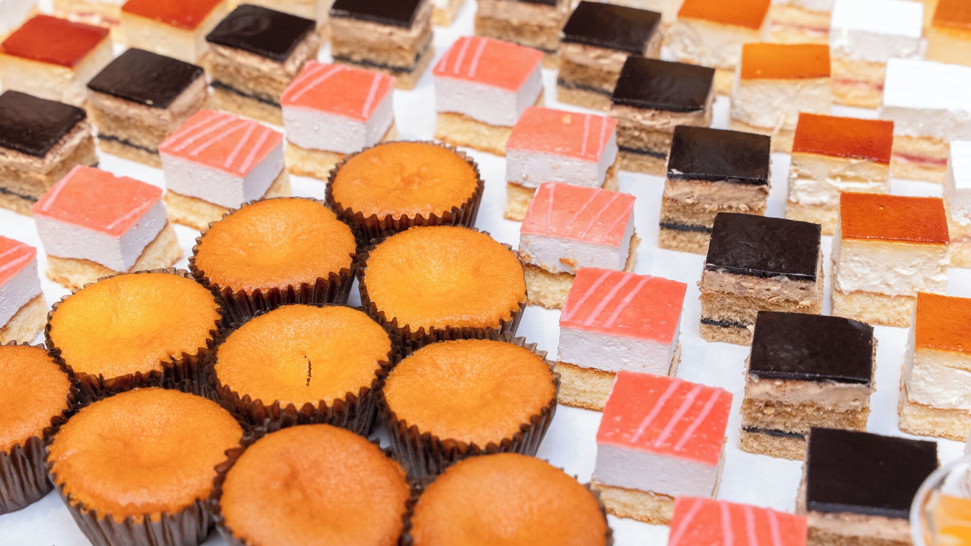 Una variedad de postres dispuestos sobre una mesa.