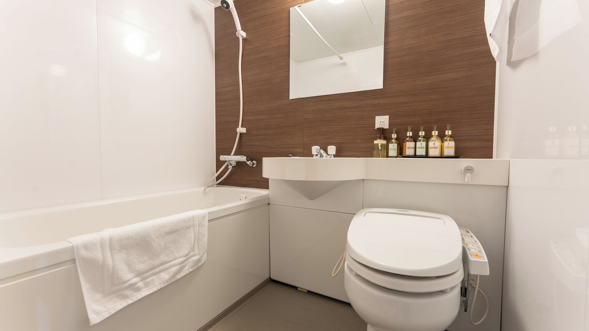 Un baño moderno con bañera, inodoro y lavamanos.